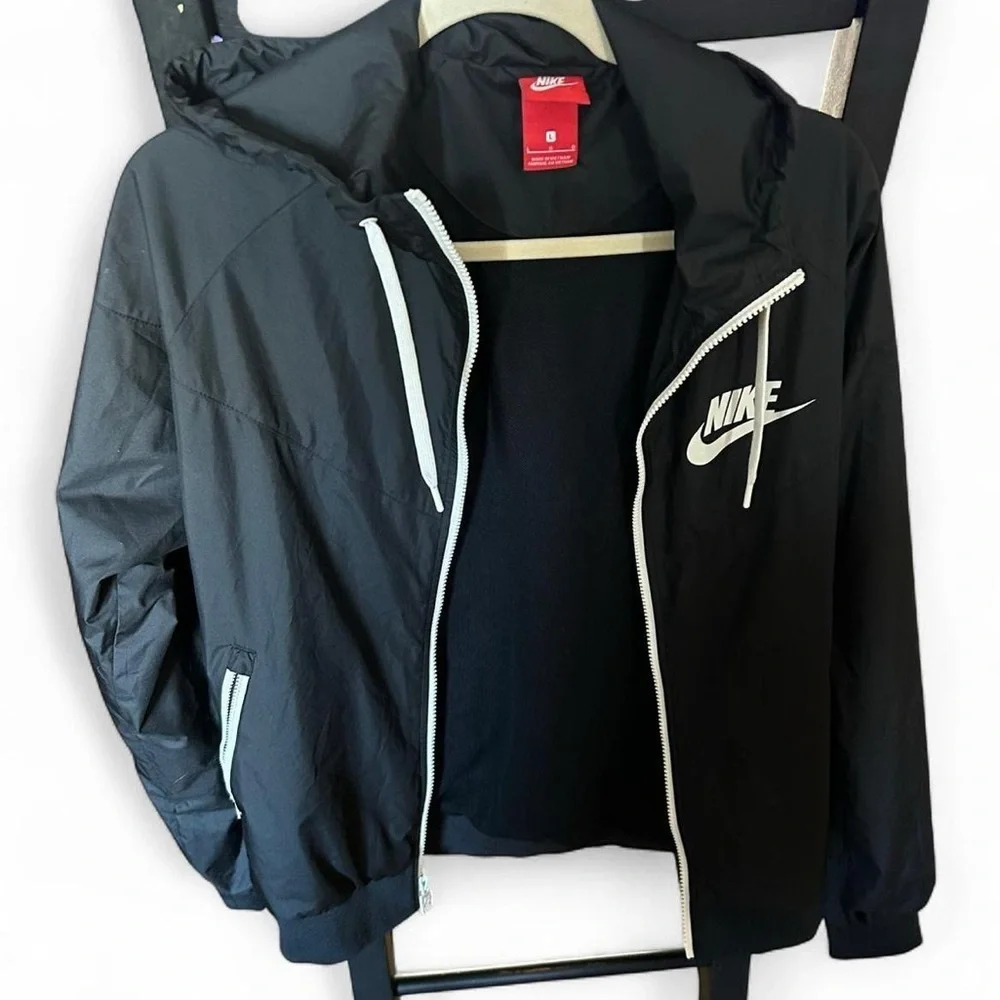 Nike Windrunner Hooded Repel Jacket | Youth L | Black & White | Water-Repellent